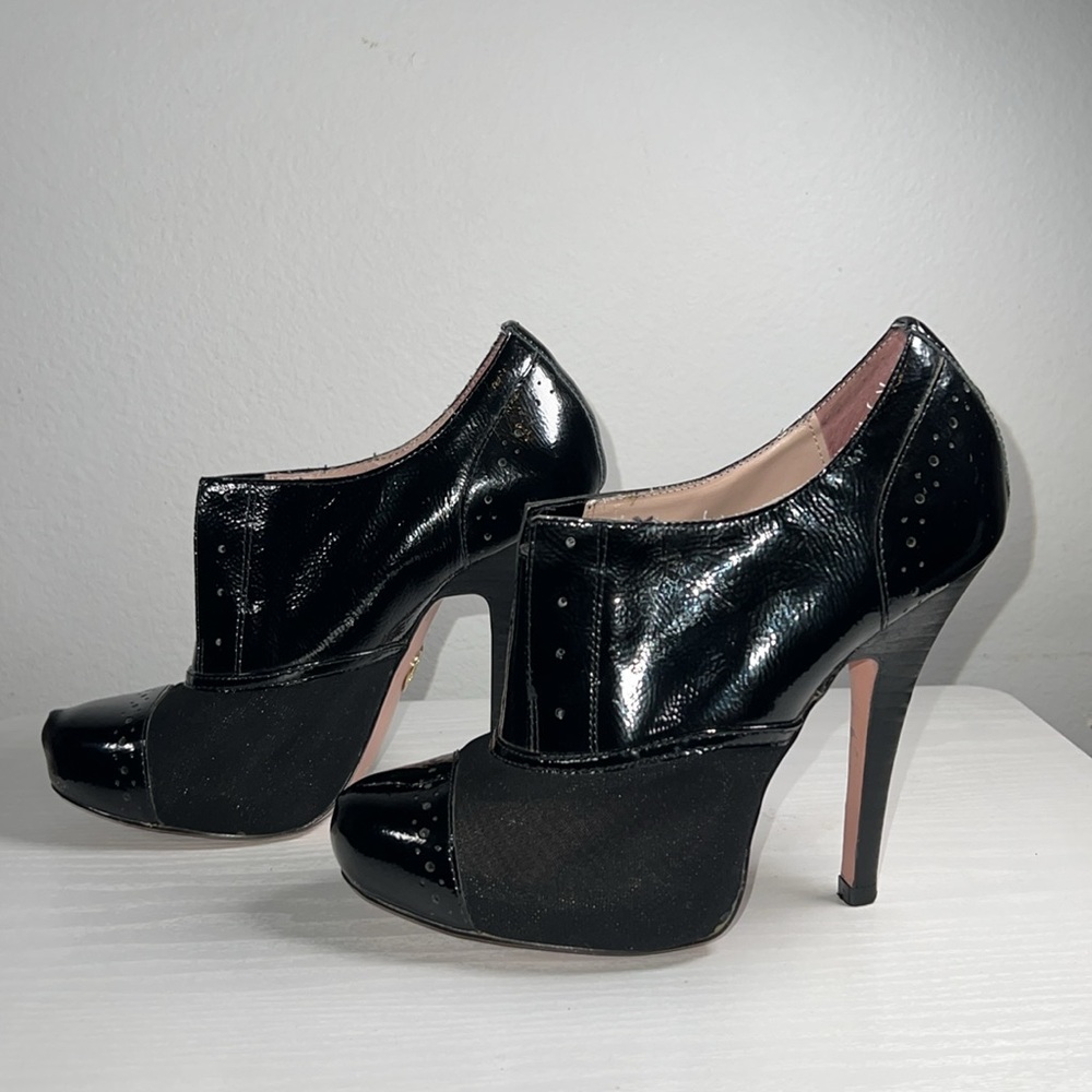 BETSEY JOHNSON DERRBY BLACK PATENT LEATHER 5" HEELS - Picture 2 of 12